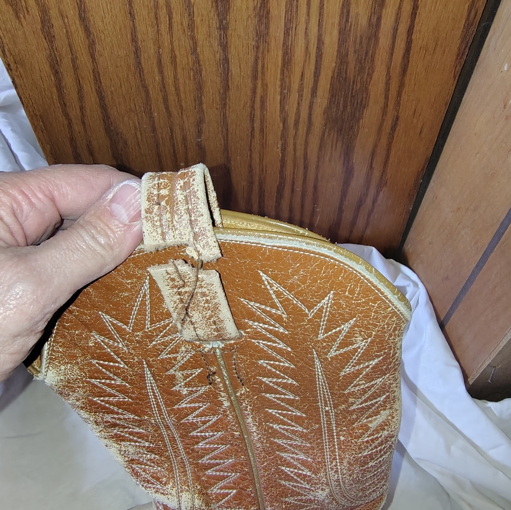 Western Tan and Cream Vintage Leather Cowboy Boots - Picture 7 of 7